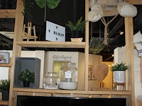 Diverse decoratiematerialen op tien schappen. - afbeelding 1 van  4
