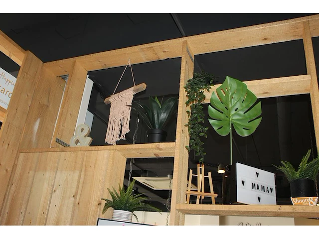 Diverse decoratiematerialen op tien schappen. - afbeelding 2 van  4