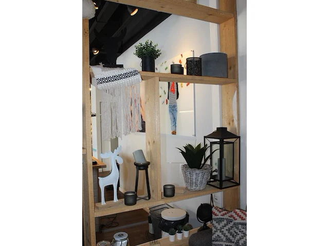 Diverse decoratiematerialen op tien schappen. - afbeelding 3 van  4