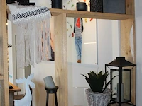Diverse decoratiematerialen op tien schappen. - afbeelding 3 van  4