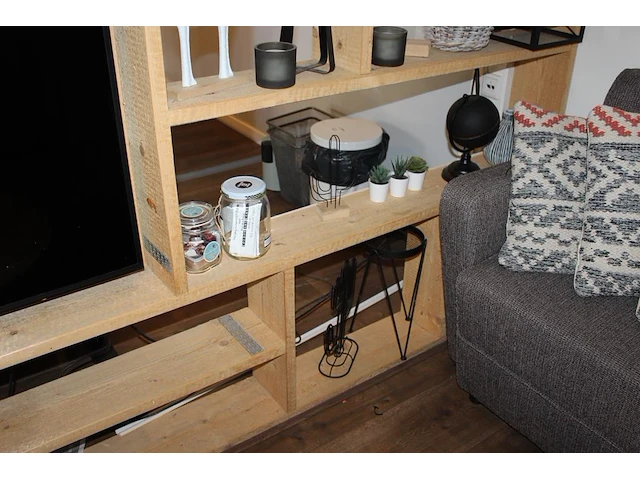 Diverse decoratiematerialen op tien schappen. - afbeelding 4 van  4