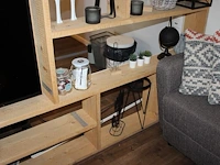 Diverse decoratiematerialen op tien schappen. - afbeelding 4 van  4