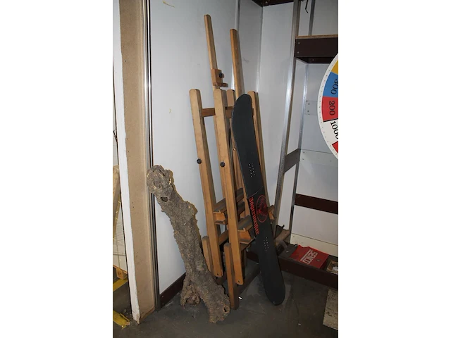 Diverse decoratieve accessoires in twee wandstellingen waaronder emmers, kisten, snowboards, schildersezels... - afbeelding 2 van  9