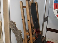 Diverse decoratieve accessoires in twee wandstellingen waaronder emmers, kisten, snowboards, schildersezels... - afbeelding 2 van  9