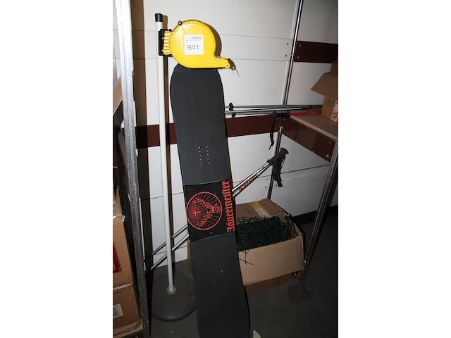 Diverse decoratieve accessoires in twee wandstellingen waaronder emmers, kisten, snowboards, schildersezels... - afbeelding 4 van  9