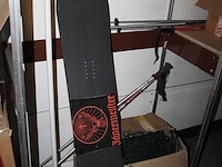 Diverse decoratieve accessoires in twee wandstellingen waaronder emmers, kisten, snowboards, schildersezels... - afbeelding 4 van  9