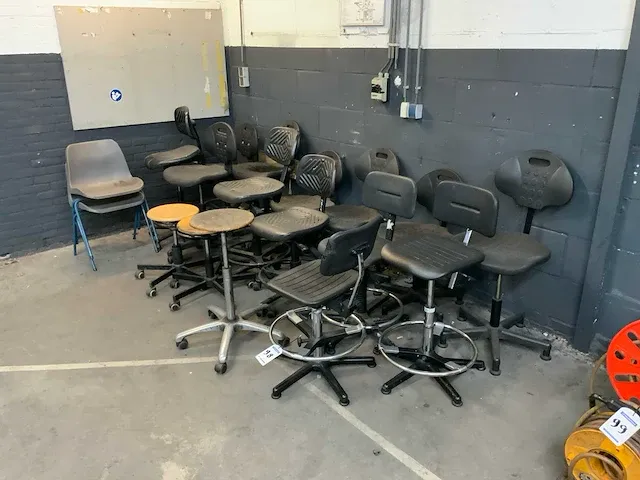 Diverse doemeerstoelen en krukken - afbeelding 1 van  1