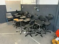 Diverse doemeerstoelen en krukken - afbeelding 1 van  1