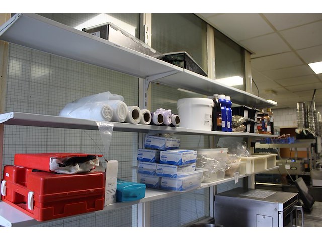 Diverse drooggoed verbandmaterialen en disposables op twee schappen. - afbeelding 1 van  2