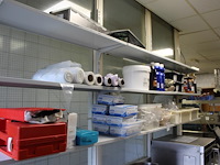 Diverse drooggoed verbandmaterialen en disposables op twee schappen. - afbeelding 1 van  2