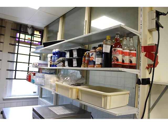 Diverse drooggoed verbandmaterialen en disposables op twee schappen. - afbeelding 2 van  2