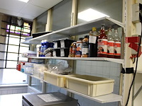 Diverse drooggoed verbandmaterialen en disposables op twee schappen. - afbeelding 2 van  2