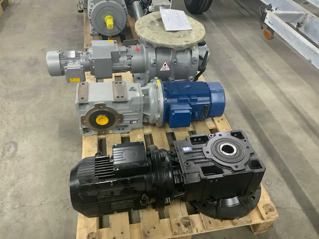 Diverse elektromotor “ongebruikt” (3x) - afbeelding 10 van  16