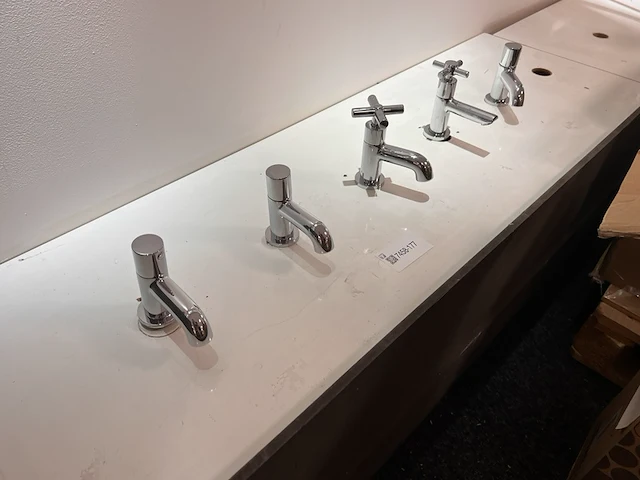 Diverse fonteinkranen - afbeelding 1 van  4