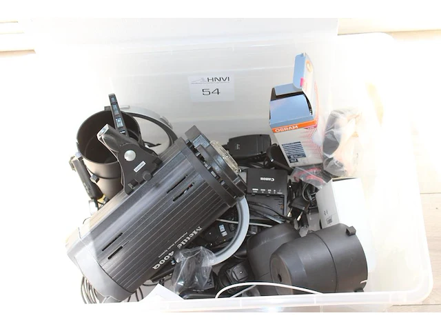 Diverse fotocamera-gerelateerde producten waaronder flitslamp mettle 400 q, acculader canon in kunststof kr... - afbeelding 1 van  2