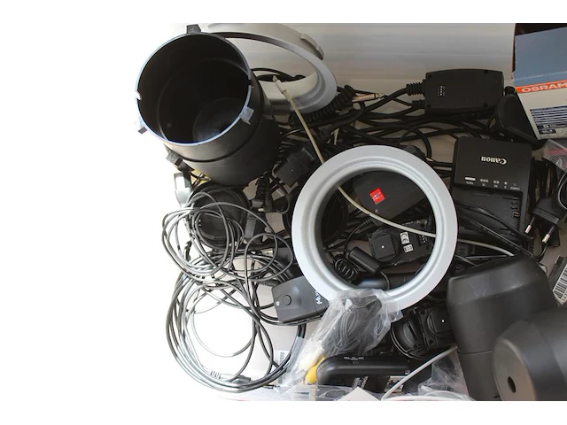 Diverse fotocamera-gerelateerde producten waaronder flitslamp mettle 400 q, acculader canon in kunststof kr... - afbeelding 2 van  2