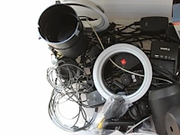 Diverse fotocamera-gerelateerde producten waaronder flitslamp mettle 400 q, acculader canon in kunststof kr... - afbeelding 2 van  2