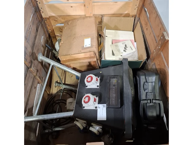 Diverse garage inventaris en 1x stroompaddestoel, o.a metabo, o.a dsd200 - afbeelding 2 van  9
