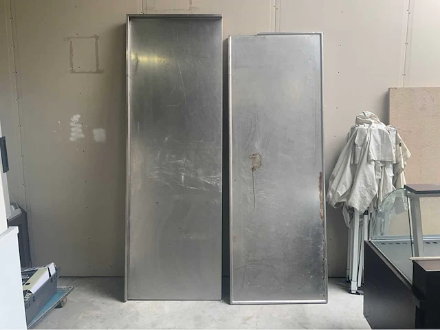 Diverse gastronormbakken en 2 rvs werkbladen 250/240x85cm. - afbeelding 1 van  4
