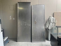 Diverse gastronormbakken en 2 rvs werkbladen 250/240x85cm. - afbeelding 1 van  4
