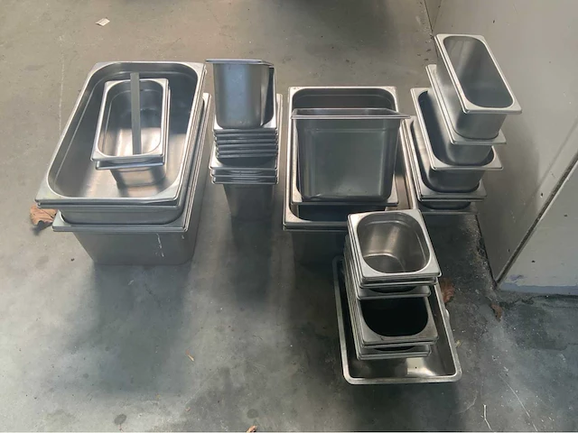 Diverse gastronormbakken en 2 rvs werkbladen 250/240x85cm. - afbeelding 2 van  4