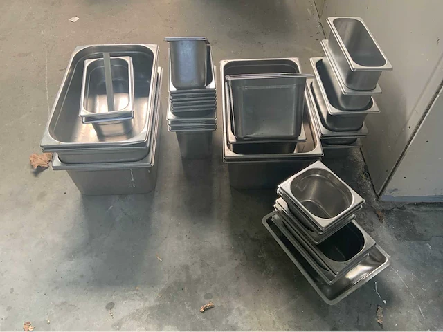 Diverse gastronormbakken en 2 rvs werkbladen 250/240x85cm. - afbeelding 3 van  4
