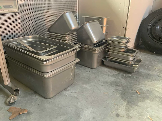 Diverse gastronormbakken en 2 rvs werkbladen 250/240x85cm. - afbeelding 4 van  4