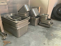 Diverse gastronormbakken en 2 rvs werkbladen 250/240x85cm. - afbeelding 4 van  4