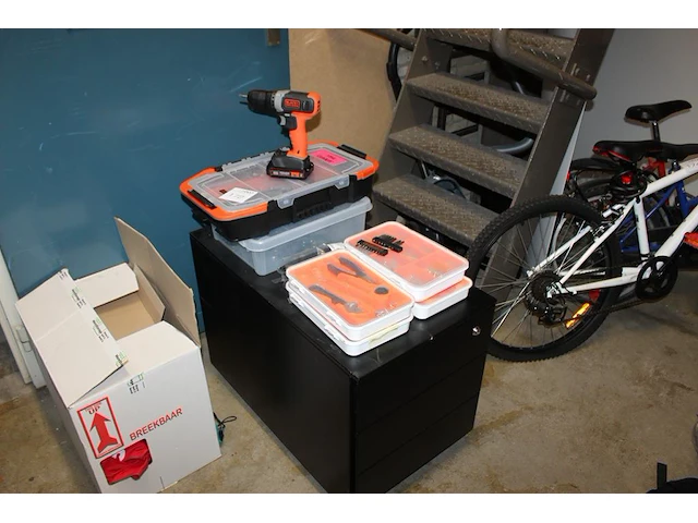 Diverse gereedschappen en klusproducten in en op ladekast. - afbeelding 1 van  4