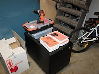 Diverse gereedschappen en klusproducten in en op ladekast. - afbeelding 1 van  4