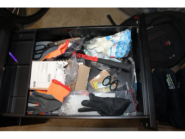 Diverse gereedschappen en klusproducten in en op ladekast. - afbeelding 2 van  4