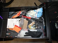 Diverse gereedschappen en klusproducten in en op ladekast. - afbeelding 2 van  4