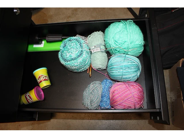 Diverse gereedschappen en klusproducten in en op ladekast. - afbeelding 3 van  4