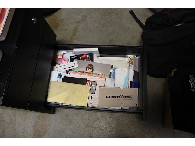 Diverse gereedschappen en klusproducten in en op ladekast. - afbeelding 4 van  4