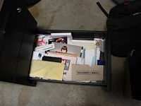 Diverse gereedschappen en klusproducten in en op ladekast. - afbeelding 4 van  4