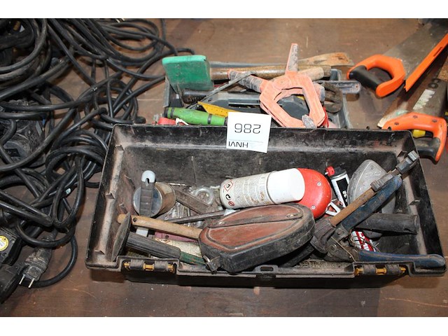 Diverse gereedschappen in twee kunststofbakken w.o. hamers, staalborstels, tangen enz. - afbeelding 1 van  1