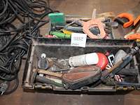 Diverse gereedschappen in twee kunststofbakken w.o. hamers, staalborstels, tangen enz. - afbeelding 1 van  1