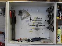 Diverse gereedschappen waaronder glasdragers, snij-ijzers en staalborstels in kast. - afbeelding 1 van  1