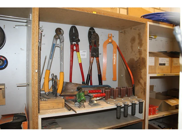 Diverse gereedschappen waaronder tangen, platendragers en schaaf in schap. - afbeelding 1 van  2