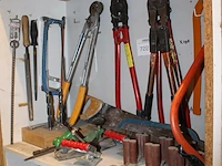 Diverse gereedschappen waaronder tangen, platendragers en schaaf in schap. - afbeelding 2 van  2
