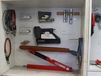 Diverse gereedschappen waaronder twee tackers en digitale passer in schap. - afbeelding 1 van  1