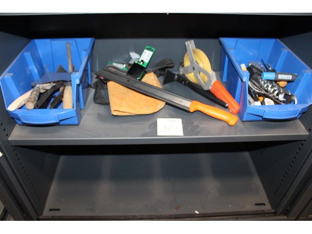 Diverse gereedschappen w.o. buigtangen, steeksleutels en zaag op schap. - afbeelding 1 van  3