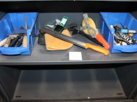 Diverse gereedschappen w.o. buigtangen, steeksleutels en zaag op schap. - afbeelding 1 van  3