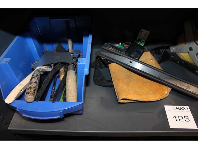 Diverse gereedschappen w.o. buigtangen, steeksleutels en zaag op schap. - afbeelding 2 van  3