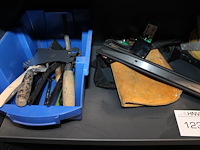 Diverse gereedschappen w.o. buigtangen, steeksleutels en zaag op schap. - afbeelding 2 van  3