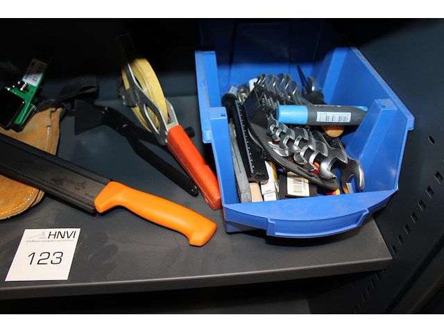 Diverse gereedschappen w.o. buigtangen, steeksleutels en zaag op schap. - afbeelding 3 van  3