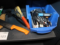 Diverse gereedschappen w.o. buigtangen, steeksleutels en zaag op schap. - afbeelding 3 van  3