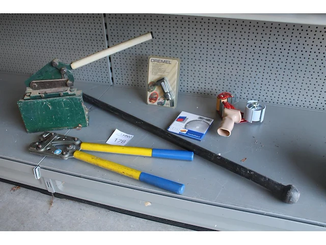 Diverse gereedschappen w.o. stootijzer, platenschaar, perstang en zaagblad. - afbeelding 1 van  3