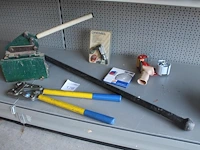Diverse gereedschappen w.o. stootijzer, platenschaar, perstang en zaagblad. - afbeelding 1 van  3