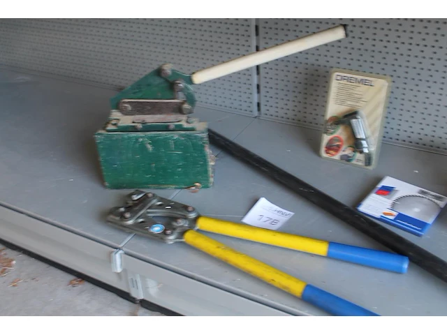 Diverse gereedschappen w.o. stootijzer, platenschaar, perstang en zaagblad. - afbeelding 2 van  3